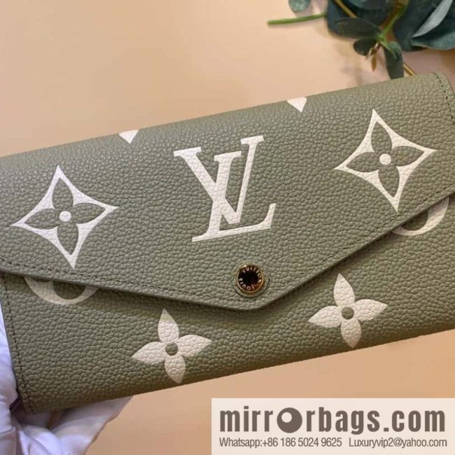 M82516 grass green (silk screen) LV Sarah Wallet