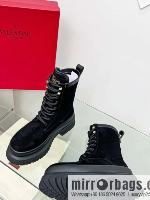 🐰🐰𝑉𝐴𝐿𝐸𝑁𝑇𝐼𝑁𝑂 Valentino. Classic Valentino stud boots