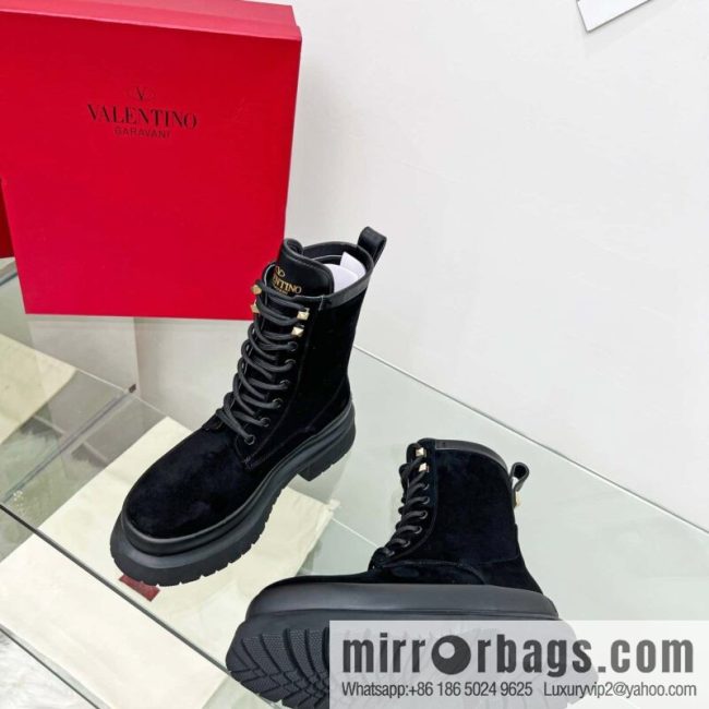 🐰🐰𝑉𝐴𝐿𝐸𝑁𝑇𝐼𝑁𝑂 Valentino. Classic Valentino stud boots