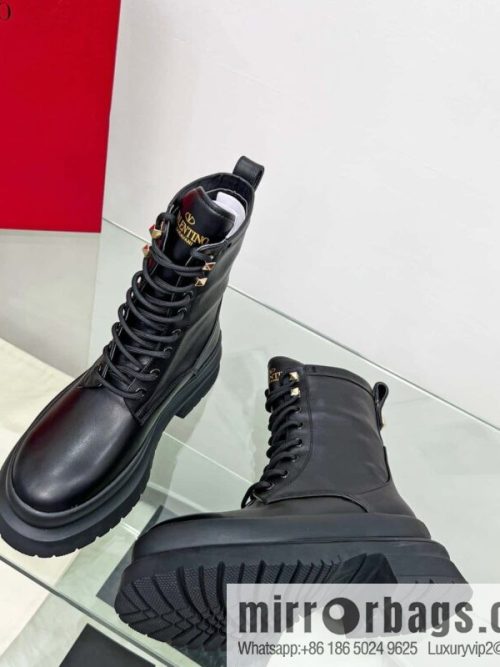 🐰🐰𝑉𝐴𝐿𝐸𝑁𝑇𝐼𝑁𝑂 Valentino. Classic Valentino stud boots