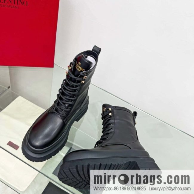 🐰🐰𝑉𝐴𝐿𝐸𝑁𝑇𝐼𝑁𝑂 Valentino. Classic Valentino stud boots