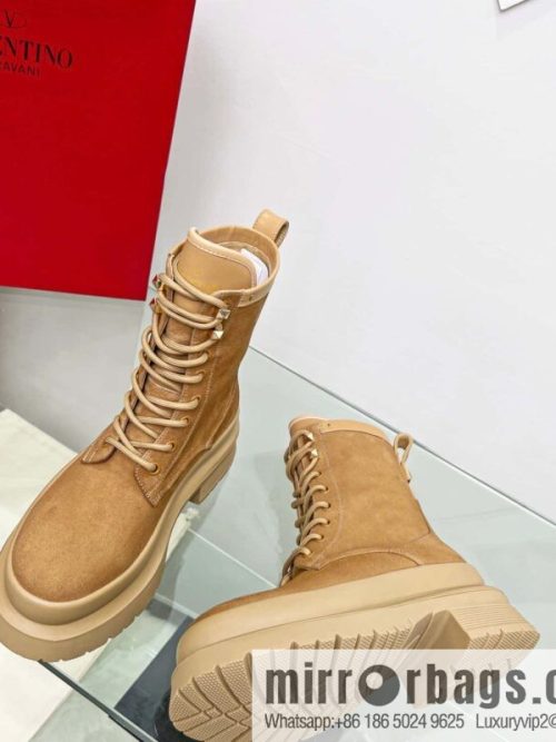 🐰🐰𝑉𝐴𝐿𝐸𝑁𝑇𝐼𝑁𝑂 Valentino. Classic Valentino stud boots