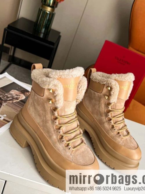 🐰🐰𝑉𝐴𝐿𝐸𝑁𝑇𝐼𝑁𝑂 Valentino ☺ | 💫 purchasing level 🔍 classic Valentino real hair nail boots