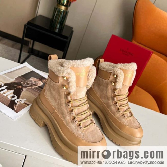🐰🐰𝑉𝐴𝐿𝐸𝑁𝑇𝐼𝑁𝑂 Valentino ☺ | 💫 purchasing level 🔍 classic Valentino real hair nail boots