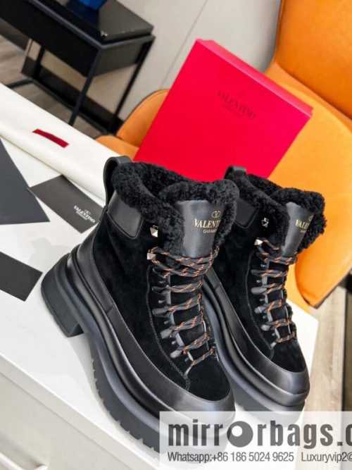 🐰🐰𝑉𝐴𝐿𝐸𝑁𝑇𝐼𝑁𝑂 Valentino ☺ | 💫 purchasing level 🔍 classic Valentino real hair nail boots