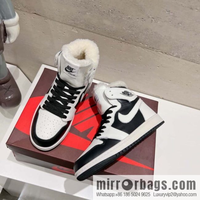 🐰🐰[Couple] Top version 🌈🌈🌈 Nike Nike WMNS Air Jordan 1 Mid \"Light Bone\" AJ1 Jordan generation Chinese help classic retro culture leisure sports basketball shoes