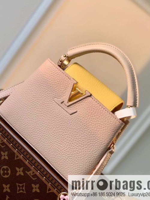 [Exclusive real shot M22375 apricot bag mini] This Capucines mini handbag