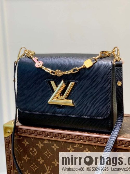 [Twist medium chain bag] M50282