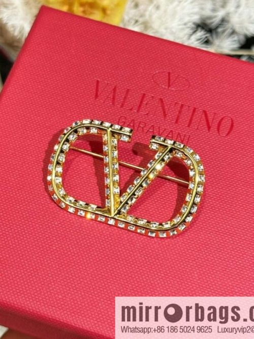❗️New ❗️ New ☑️ Valentino Gold Full Diamond Brooch