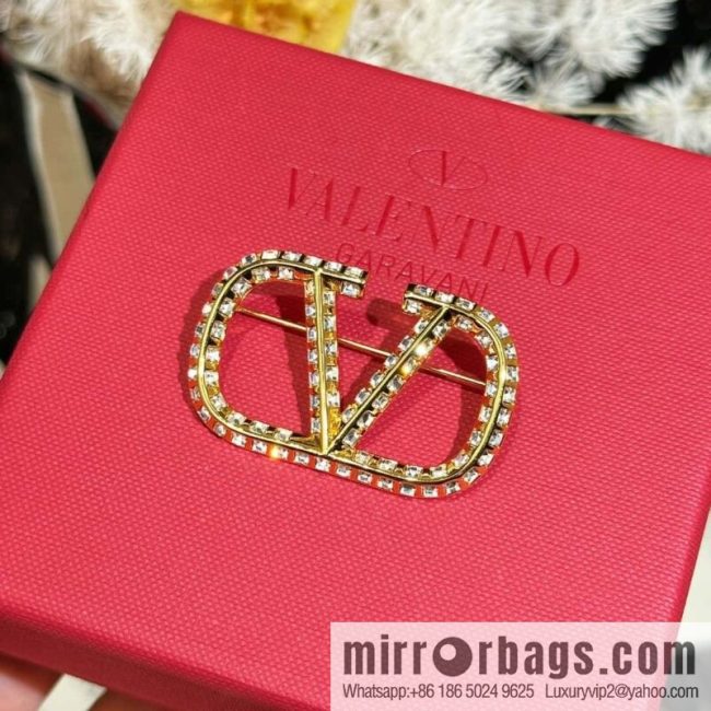 ❗️New ❗️ New ☑️ Valentino Gold Full Diamond Brooch