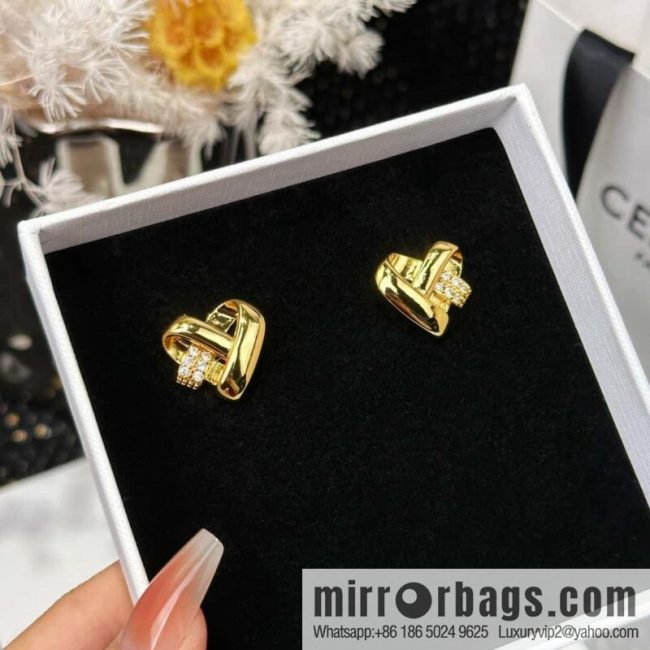☀️New ☑️ Celine heart love stud earrings ☀️