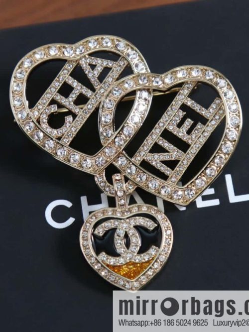New ☑️ CHANEL Chanel three love peach heart brooch
