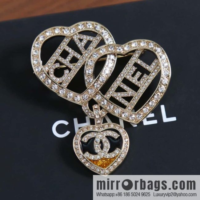 New ☑️ CHANEL Chanel three love peach heart brooch