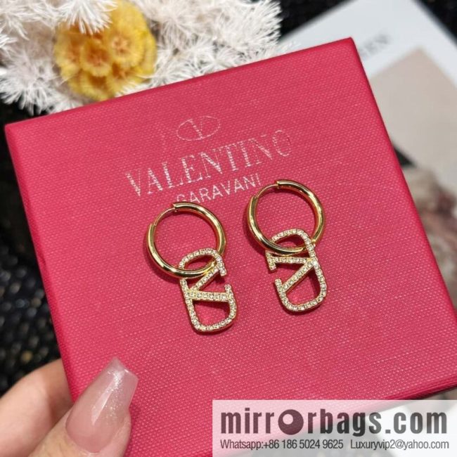 ❗️New ❗️ New ☑️ Valentino gold full diamond stud earrings
