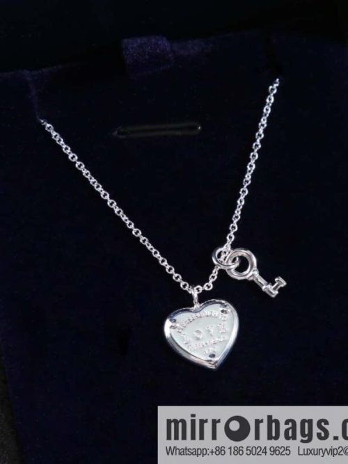 New TIFFANY & Co. Tiffany Return to Tiffany ™ Love Heart Tag Key Peach Heart Love Necklace
