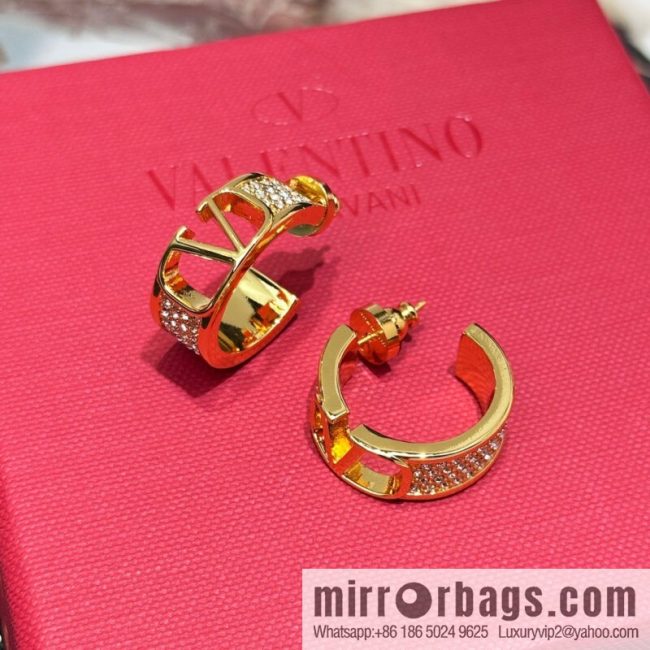❗️New ❗️ New ☑️ Valentino gold full diamond stud earrings