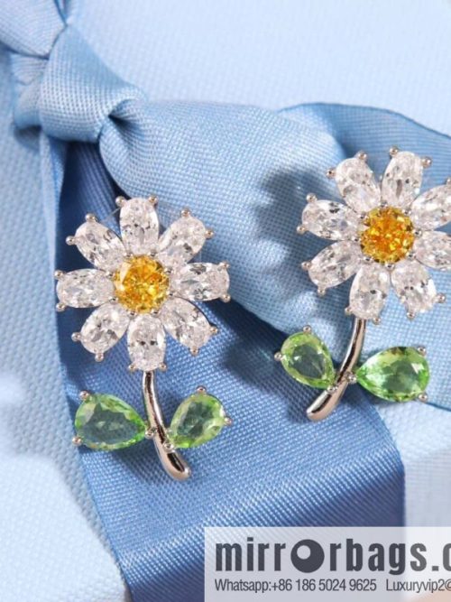 HEFANG little daisy flower stud earrings