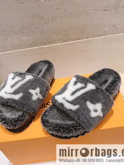 🐰🐰(Top version) Louis vuitton 2023 new wool slippers fine soft wool, grade 1 quality 🔝 pure fur