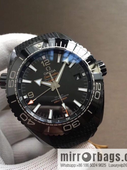 All-black ceramic Ocean Universe 600 meters \"Deep Sea Black\" integrated 8906 movement watch