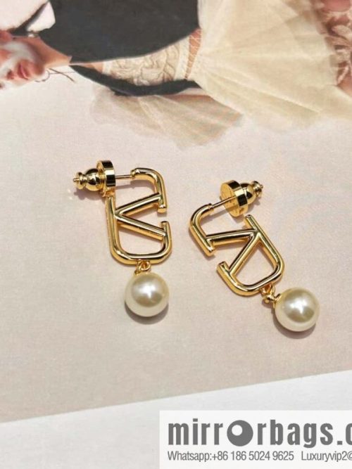 ❗️New ❗️ New ☑️ Valentino gold pearl stud earrings