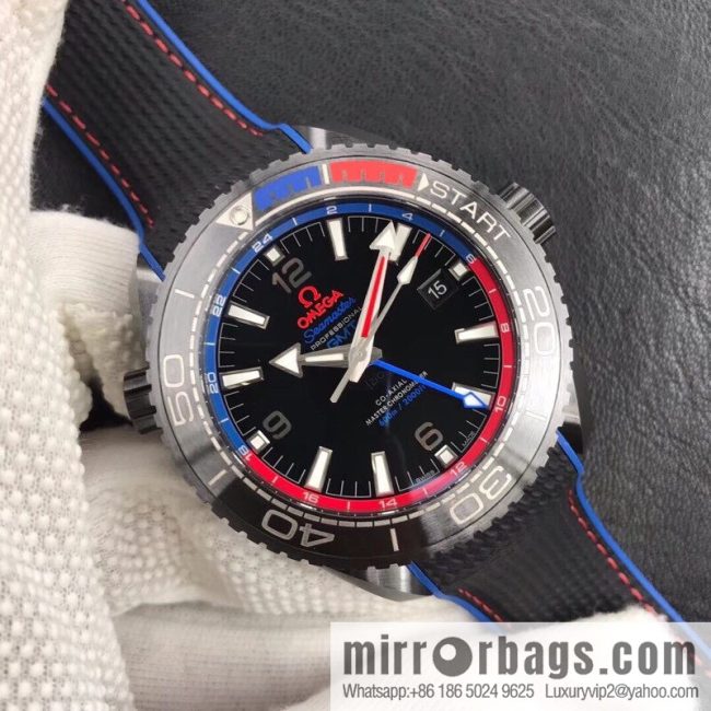 VS 2018 finale! All-black ceramic Ocean Universe 600 meters \"Deep Sea Black\" integrated 8906 movement, overall natural rubber belt