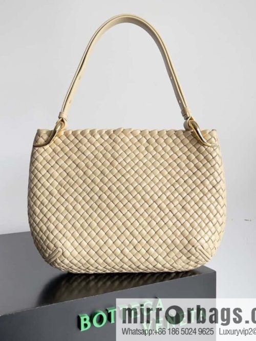 BV #CLICKER Bv 2023 Early Spring New Clicker Lamb woven tote bag model number 730969 Oat color