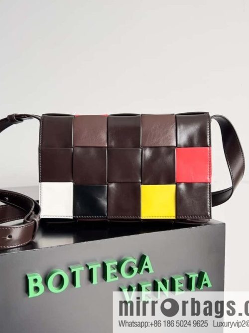 Bottega Veneta\'s new Cassette collection Men\'s fashion number: 667298