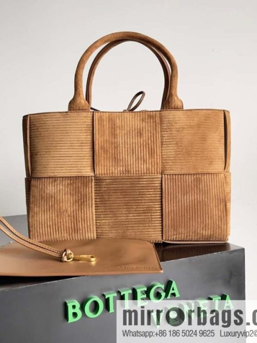 BV Arco Tote 𝗕𝗼𝘁𝘁𝗲𝗴𝗮 𝗩𝗲𝗻𝗲𝘁𝗮 corduroy rectangular tote bag