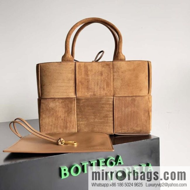BV Arco Tote 𝗕𝗼𝘁𝘁𝗲𝗴𝗮 𝗩𝗲𝗻𝗲𝘁𝗮 corduroy rectangular tote bag