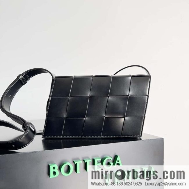 Bottega Veneta\'s new Cassette collection Men\'s fashion number: 765897