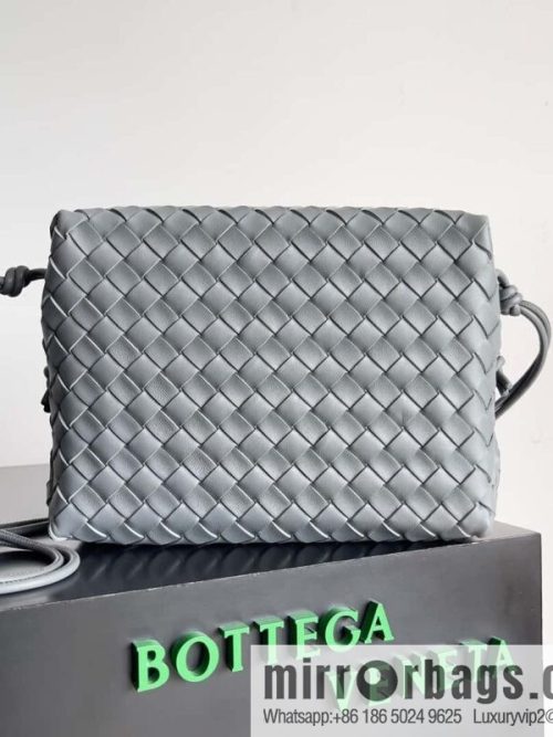Large 𝗕𝗼𝘁𝘁𝗲𝗴𝗮 𝗩𝗲𝗻𝗲𝘁𝗮 BV latest version loop camera bag model number: 680256