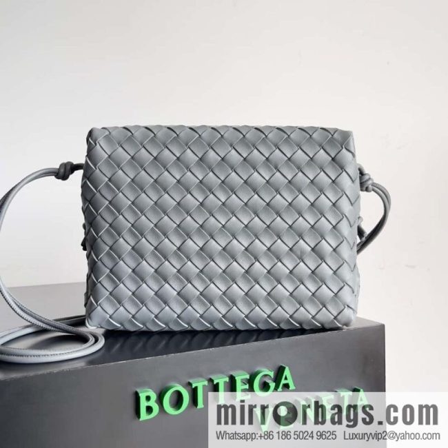 Large 𝗕𝗼𝘁𝘁𝗲𝗴𝗮 𝗩𝗲𝗻𝗲𝘁𝗮 BV latest version loop camera bag model number: 680256
