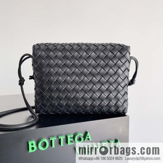 Large 𝗕𝗼𝘁𝘁𝗲𝗴𝗮 𝗩𝗲𝗻𝗲𝘁𝗮 BV latest version loop camera bag model number: 680256