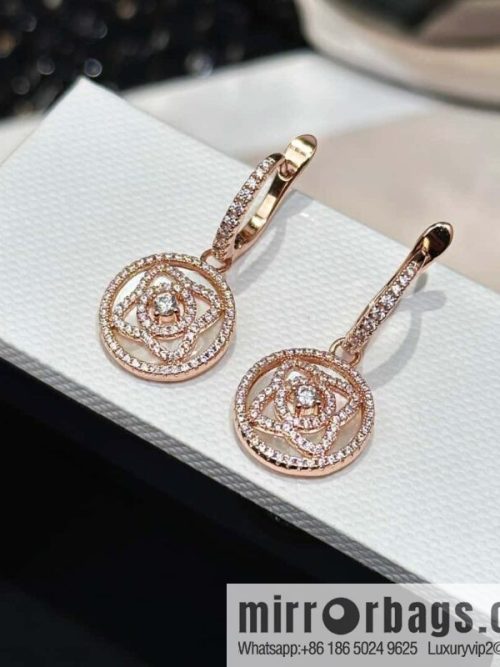 ❗️New ❗️ New ☑️ De Beers De Beers mini lotus white shell lotus stud earrings