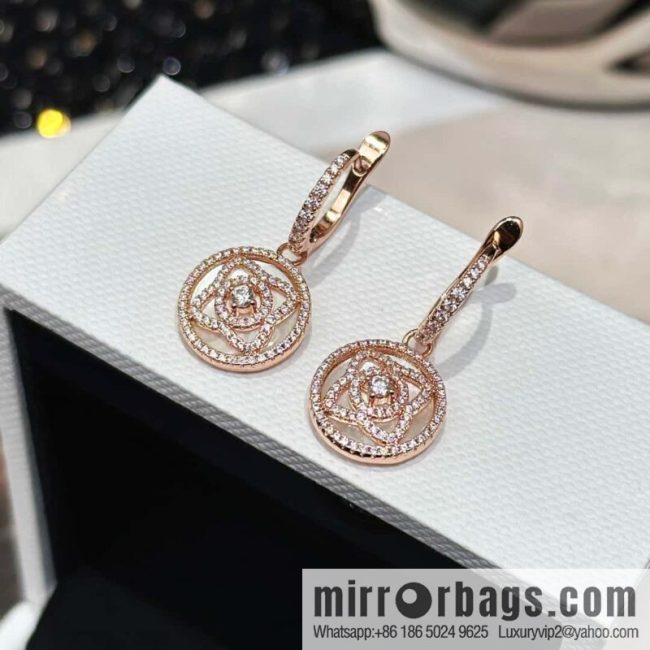 ❗️New ❗️ New ☑️ De Beers De Beers mini lotus white shell lotus stud earrings