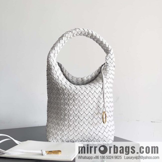 BV Cabat Bucket bucket bag model number: 753172 white