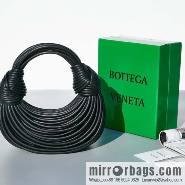 Bottega Veneta, model 680934 autumn and winter new Jodie ramen clutch bag number: 80803 #black