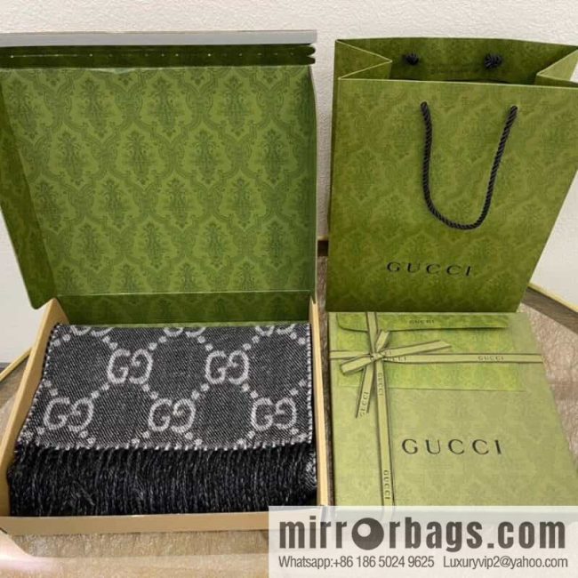 GUCCI Gucci GG pattern double-sided wool scarf 676610
