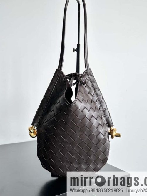 #BottegaVeneta, Yang Mi\'s latest bag type of the same Solstice Shoulder Ba, model number: 740898 small chocolate color