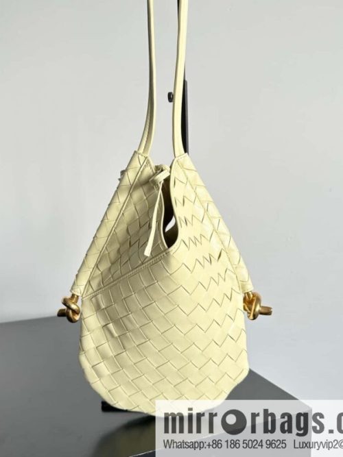 #BottegaVeneta, Yang Mi\'s latest bag of the same Solstice Shoulder Ba model number: 740898 small ice cream color