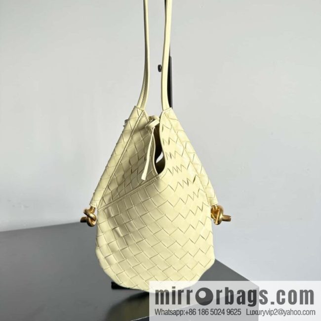 #BottegaVeneta, Yang Mi\'s latest bag of the same Solstice Shoulder Ba model number: 740898 small ice cream color