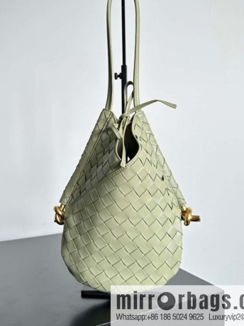 #BottegaVeneta, Yang Mi\'s latest bag of the same Solstice Shoulder Ba model number: 740898 small travertine green