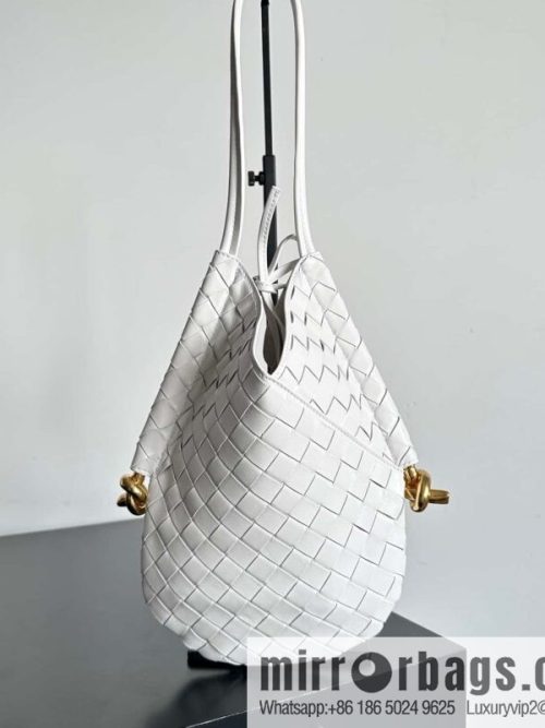 #BottegaVeneta, Yang Mi\'s latest bag of the same Solstice Shoulder Ba model number: 740898 small white