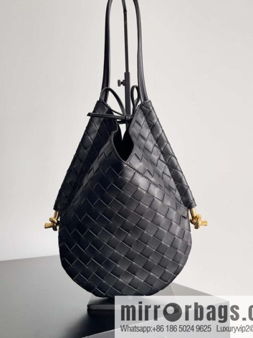 #BottegaVeneta, Yang Mi\'s latest bag of the same Solstice Shoulder Ba model number: 740898 small black