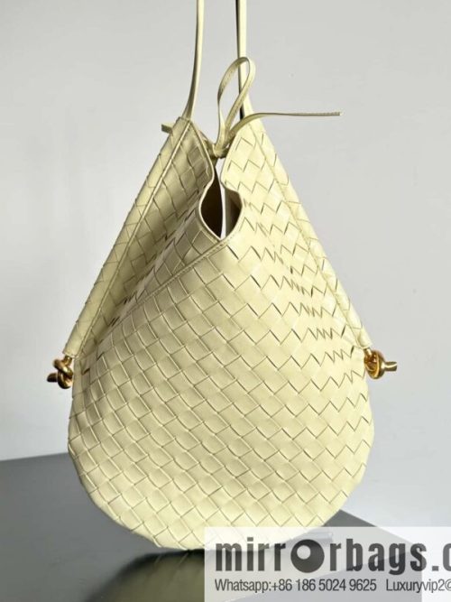 #BottegaVeneta, Yang Mi\'s latest bag type of the same Solstice Shoulder Ba, model number: 740990 large ice cream color