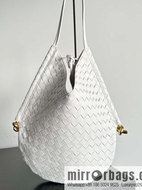 #BottegaVeneta, Yang Mi\'s latest bag type of the same Solstice Shoulder Ba, model number: 740990 large white