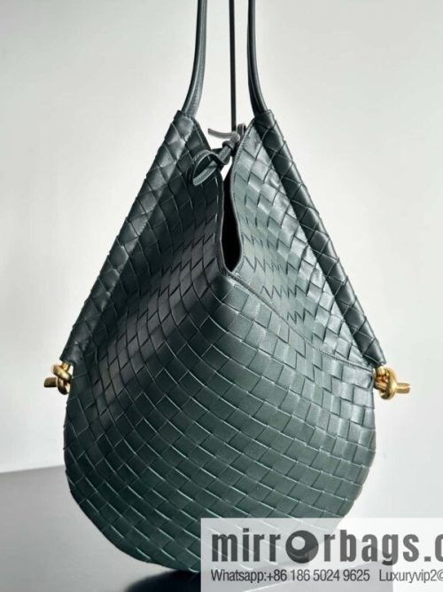 #BottegaVeneta, Yang Mi\'s latest bag type of the same Solstice Shoulder Ba, model number: 740990 large dark green.