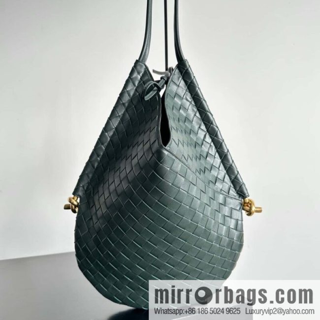 #BottegaVeneta, Yang Mi\'s latest bag type of the same Solstice Shoulder Ba, model number: 740990 large dark green.