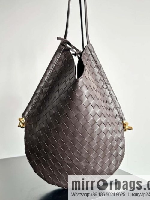 #BottegaVeneta, Yang Mi\'s latest bag type of the same Solstice Shoulder Ba, model number: 740990 large chocolate color