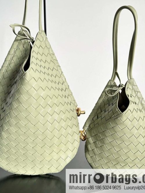 #BottegaVeneta, Yang Mi\'s latest bag type of the same Solstice Shoulder Ba, model number: 740990 large travertine green